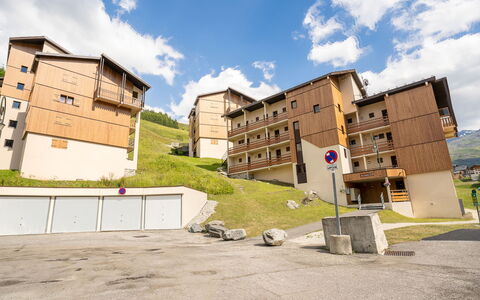 Les Menuires 100: Nube, Cielo, Costruzione, Giorno, Pianta, Proprietà, Finestra, Manto Stradale, Lotto, Urban Design