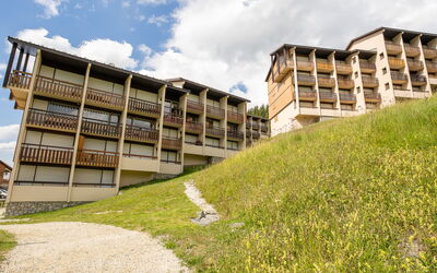 Les Menuires 100: Nube, Cielo, Costruzione, Pianta, Proprietà, Urban Design, Lotto, Finestra, Zona Residenziale, Condominio