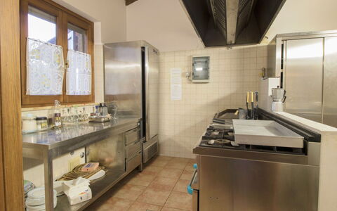 Villastrada: Controsoffitto, Cabinetry, Proprietà, Costruzione, Rubinetto, Lavello, Finestra, Cucina, Interior Design, Idraulico Fixture