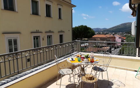 La Terrazza di Dinky: Cielo, Proprietà, Finestra, Costruzione, Vaso Di Fiori, Tavolo, Mobili Da Esterno, Architettura, Sedia, Urban Design