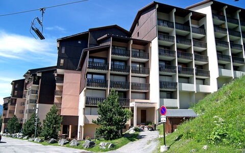 Les Menuires 170: Cielo, Pianta, Costruzione, Proprietà, Nube, Finestra, Urban Design, Condominio, Quartiere, Albero