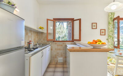 Villa Wanna 680.1: Cabinetry, Lavandino Della Cucina, Proprietà, Controsoffitto, Lavello, Costruzione, Rubinetto, Cucina, Finestra, Illuminazione