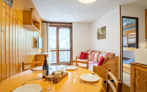 Astragale 412 a: Tavolo, Proprietà, Mobilia, Cornice, Tavola, Legna, Interior Design, Arancia, Illuminazione, Architettura