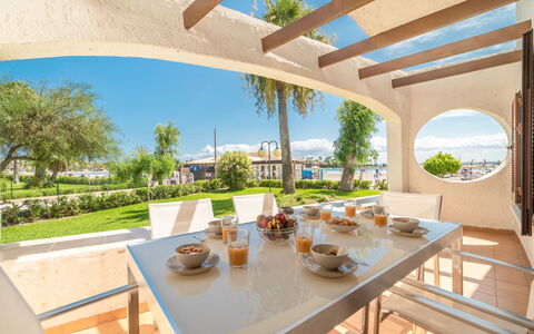 Carabela Front Beach & Pool: Tavolo, Cielo, Proprietà, Mobilia, Tavola, Pianta, Sedia, Costruzione, Vaso Di Fiori, Shade