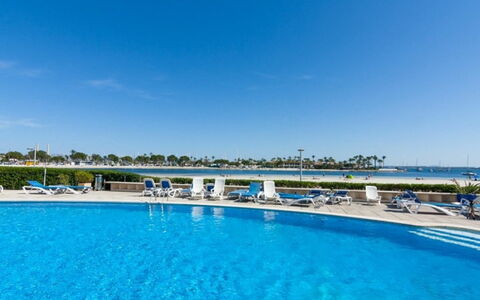 Carabela Front Beach & Pool: Acqua, Cielo, Piscina, Pianta, Blu, Mobili Da Esterno, Località Balneare, Tempo Libero, Aqua, Albero