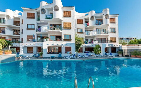 Carabela Front Beach & Pool: Acqua, Cielo, Costruzione, Pianta, Piscina, Azzurro, Casa, Albero, Aqua, Condominio