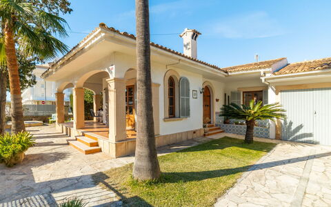 Can Xiroia: Pianta, Cielo, Costruzione, Finestra, Casa, Albero, Nube, Lotto, Villetta, Porta