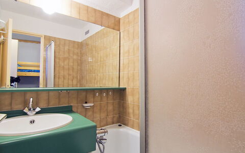 Les Menuires 500: Bagno, Camera, Proprietà, Interior Design, Rubinetto, Parete, Piastrella, Architettura, Idraulico Fixture, Lavandino Del Bagno