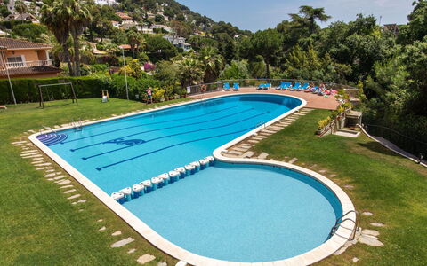 Cala Bona: Acqua, Cielo, Risorse Idriche, Proprietà, Pianta, Piscina, Albero, Azzurro, Costruzione, Corpo D'Acqua