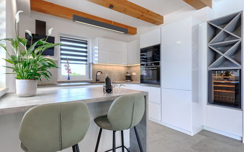Villa Civitan: Mobilia, Interior Design, Pavimentazione, Controsoffitto, Legna, Cucina, Pavimento, Soffitto, Cabinetry, Lampada