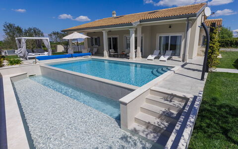 Villa Civitan: Piscina, Zona Residenziale, Mobili Da Esterno, Ricorrere, Materiale Composito, Giochi D'Acqua, Shade, Estate, Tempo Libero, Sedia