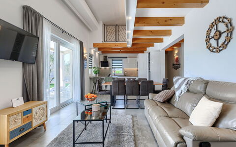 Villa Civitan: Mobilia, Legna, Interior Design, Divano, Pavimentazione, Soffitto, Soggiorno, Tavolo, Casa, Sedia