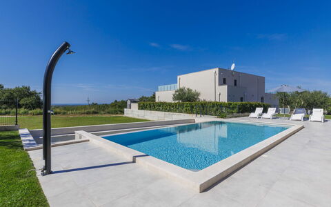 Villa Civitan: Cielo, Acqua, Costruzione, Piscina, Rettangolo, Street Luce, Pianta, Albero, Urban Design, Condominio