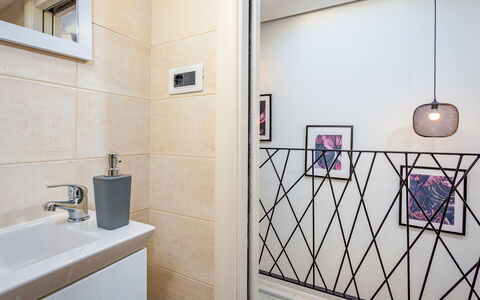 Hamara: Lavello, Idraulico Fixture, Porta, Rubinetto, Interior Design, Pavimento, Bagno, Pavimentazione, Immobiliare