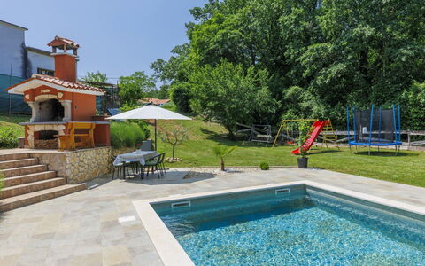 Korina: Acqua, Pianta, Cielo, Albero, Piscina, Mobili Da Esterno, Shade, Costruzione, Sedia, Erba