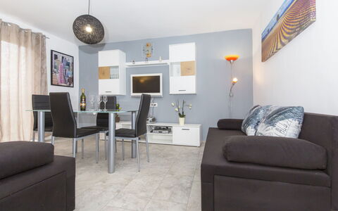 Korina: Divano, Mobilia, Cornice, Tavolo, Comfort, Interior Design, Soggiorno, Sedia, Lampada, Costruzione
