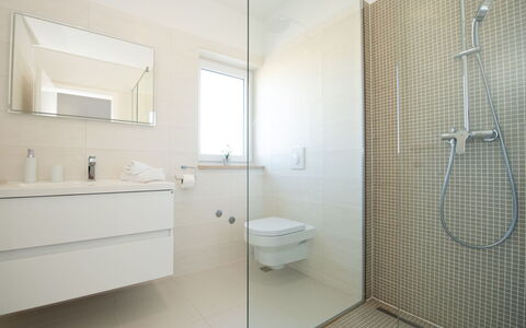 Villa Maria: Idraulico Fixture, Specchio, Costruzione, Lavello, Bagno, Rubinetto, Doccia, Pavimento, Pavimentazione