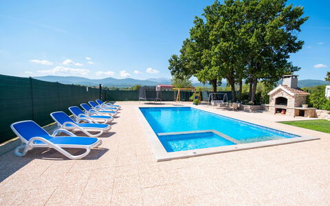 Villa Maria: Cielo, Piscina, Costruzione, Acqua, Rettangolo, Mobili Da Esterno, Pianta, Shade, Albero, Pavimento