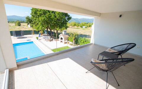 Villa Maria: Proprietà, Tavolo, Pianta, Sedia, Costruzione, Interior Design, Shade, Rettangolo, Finestra, Pavimento