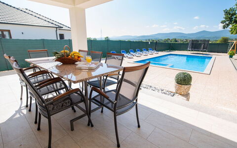 Villa Maria: Mobilia, Acqua, Tavolo, Cielo, Pianta, Sedia, Azzurro, Mobili Da Esterno, Piscina, Vaso Di Fiori