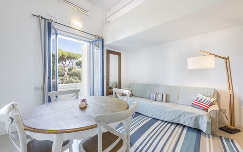 Residenza Morin: Mobilia, Tavolo, Proprietà, Azzurro, Costruzione, Finestra, Legna, Tessile, Sedia