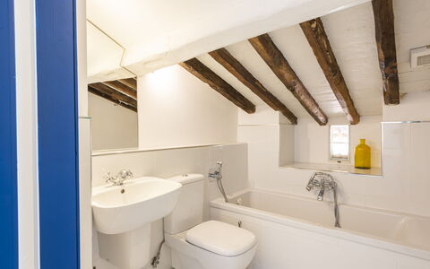 Residenza Morin: Rubinetto, Proprietà, Idraulico Fixture, Lavello, Bianca, Lavandino Del Bagno, Specchio, Vasca Da Bagno, Bagno, Costruzione