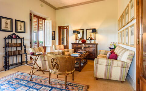 Villa Agnola: Cornice, Proprietà, Legna, Interior Design, Pavimento, Pavimentazione, Latifoglie, Soggiorno, Immobiliare, Cassetto