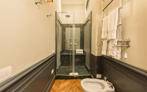 Villa Agnola: Specchio, Idraulico Fixture, Proprietà, Rubinetto, Lavello, Bagno, Costruzione, Interior Design, Lavandino Del Bagno