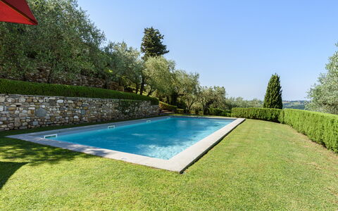 Villa Agnola: Acqua, Cielo, Proprietà, Pianta, Piscina, Albero, Rettangolo, Shade, Erba, Tempo Libero