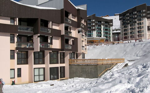 Soldanelles 413 B: Costruzione, Giorno, Proprietà, Finestra, Neve, Cielo, Architettura, Urban Design, Condominio, Quartiere