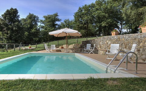 Villa Di Gaiole: Acqua, Cielo, Pianta, Piscina, Shade, Albero, Sedia, Mobili Da Esterno, Ombrello, Erba