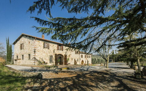 Villa Di Gaiole: Cielo, Costruzione, Pianta, Finestra, Albero, Paesaggio Naturale, Casa, Erba, Paesaggio, Villetta