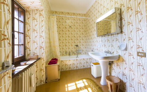Villa Di Gaiole: Specchio, Mobilia, Rubinetto, Proprietà, Lavello, Idraulico Fixture, Costruzione, Legna, Controsoffitto, Bagno