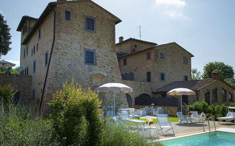 Villa Pianora: Pianta, Cielo, Acqua, Costruzione, Piscina, Nube, Finestra, Albero, Ombrello, Casa