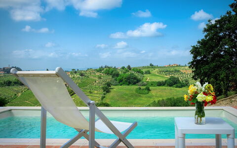 Villa Pianora: Acqua, Nube, Cielo, Pianta, Natura, Azzurro, Mobili Da Esterno, Sedia, Fiore, Piscina