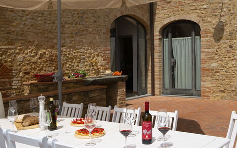 Villa Pianora: Tavolo, Cibo, Tavola, Bottiglia, Mobilia, Finestra, Interior Design, Piatto, Tovaglia, Bicchieri