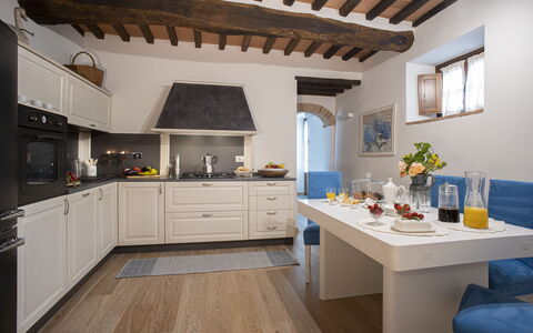 Villa Pianora: Cabinetry, Controsoffitto, Mobilia, Proprietà, Cucina, Legna, Cucina Stufa, Interior Design, Architettura, Costruzione