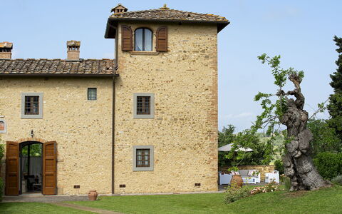 Villa Pianora: Cielo, Costruzione, Pianta, Finestra, Albero, Lotto, Porta, Casa, Facciata, Villetta