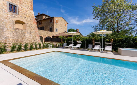Villa Pianora: Acqua, Pianta, Proprietà, Costruzione, Cielo, Finestra, Piscina, Azzurro, Nube, Albero