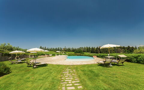 Sole Del Chianti: Cielo, Pianta, Acqua, Proprietà, Azzurro, Albero, Paesaggio Naturale, Lotto, Mobili Da Esterno, Piscina