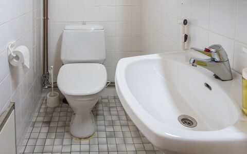 Mänty: Toilet Seat, Bagno, Gabinetto, Idraulico Fixture, Lavandino Del Bagno, Pavimentazione, Lavello, Pavimento, Interior Design, Rubinetto