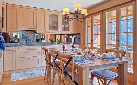 Chalet Snowflake: Mobilia, Interior Design, Pavimentazione, Legna, Sedia, Pavimento, Cucina & Sala Da Pranzo Tavolo, Sala Da Pranzo, Soffitto, Tavolo