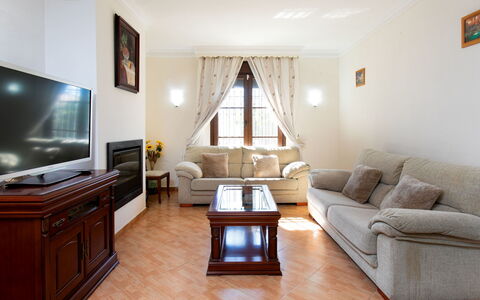 Villa Anita: Mobilia, Interior Design, Divano, Pavimentazione, Pavimento, Soggiorno, Legna, Camera, Soffitto, Tavolo