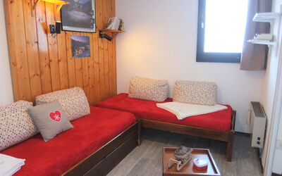 Mélèzes 33 520.8: Mobilia, Proprietà, Divano, Finestra, Tavolo, Comfort, Legna, Costruzione, Cornice, Soggiorno