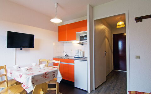 Carlines 1 - 46: Mobilia, Cabinetry, Controsoffitto, Legna, Rubinetto, Costruzione, Interior Design, Sedia, Lavello, Pavimentazione
