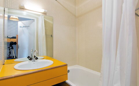 Carlines 1 - 46: Bagno, Camera, Proprietà, Interior Design, Giallo, Tenda, Piastrella, Parete, Immobiliare, Architettura