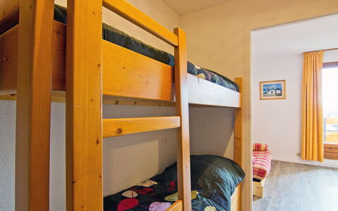Carlines 1 - 46: Letto, Camera, Letto A Castello, Mobilia, Proprietà, Le Scale, Ostello, Parete, Casa, Costruzione