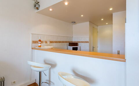 Bormes-Les-Mimosas 300: Legna, Interior Design, Idraulico Fixture, Bagno, Pavimento, Pavimentazione, Parete, Linea, Materiale Composito