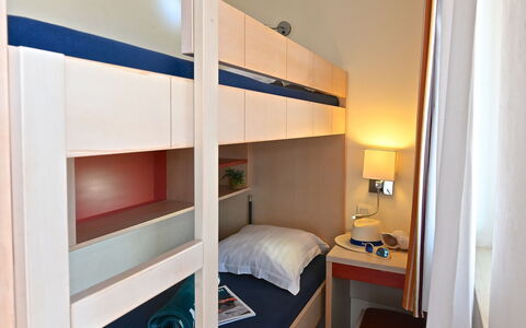 Agay Village Cap Esterel 400: Letto, Camera Da Letto, Letto A Castello, Interior Design, Lenzuolo, Bedding, Mobilia, Telaio Del Letto, Pavimento, Camera