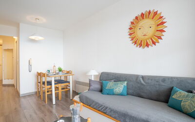 Le Village (E1212) 400.25: Mobilia, Divano, Tavolo, Azzurro, Illuminazione, Arancia, Interior Design, Legna, Soggiorno